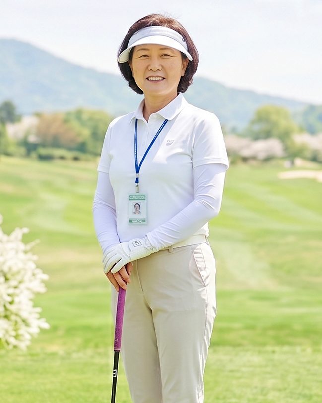 파크골프장에서 클럽을 들고 있는 여성